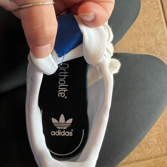 Adidas never worn - Picture 3 of 4